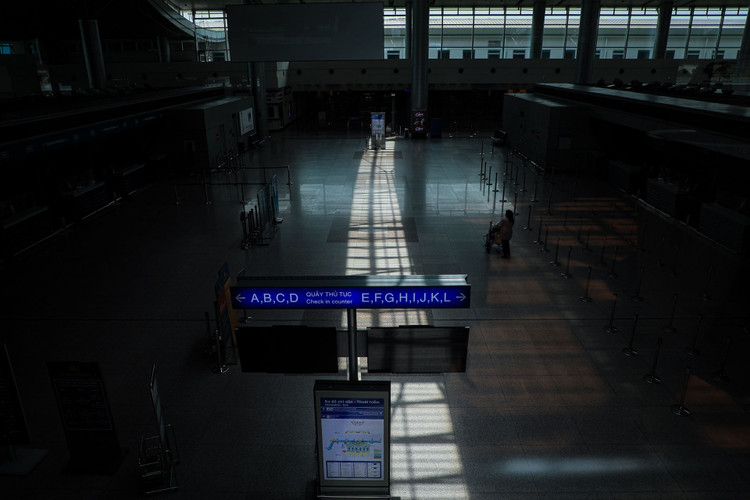 San bay Tan Son Nhat vang lang anh 10