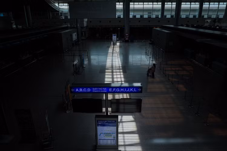 San bay Tan Son Nhat vang lang anh 10