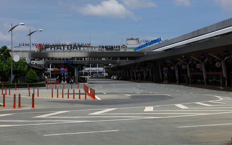 San bay Tan Son Nhat vang lang anh 1