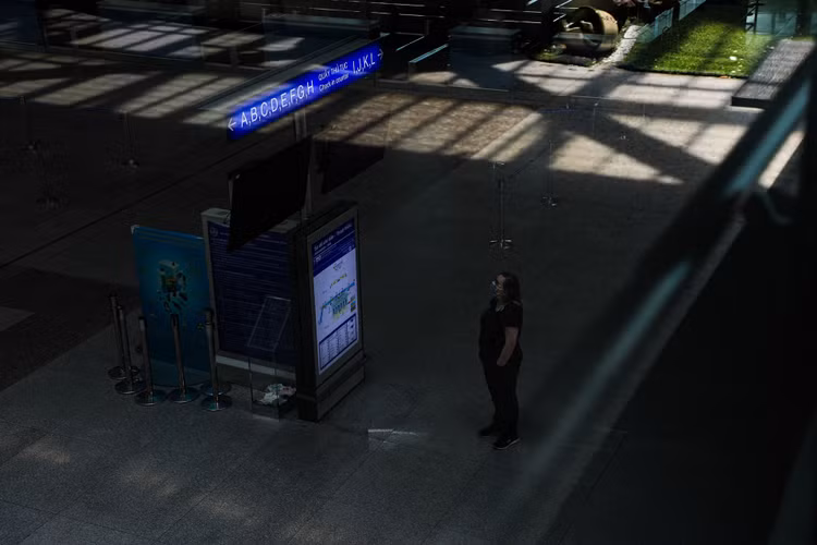 San bay Tan Son Nhat vang lang anh 9