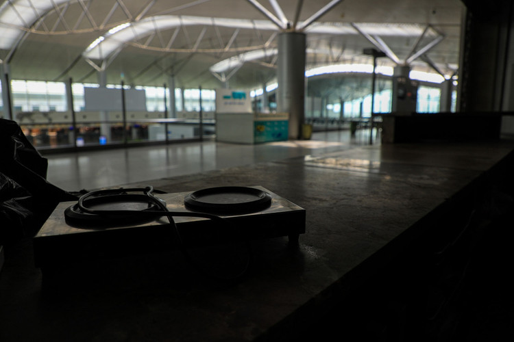 San bay Tan Son Nhat vang lang anh 12