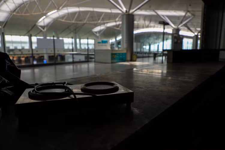 San bay Tan Son Nhat vang lang anh 12