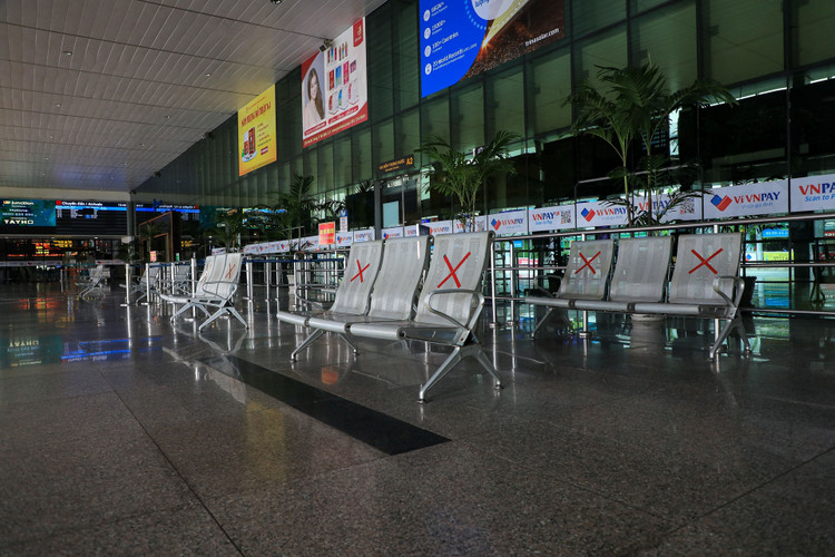 San bay Tan Son Nhat vang lang anh 6