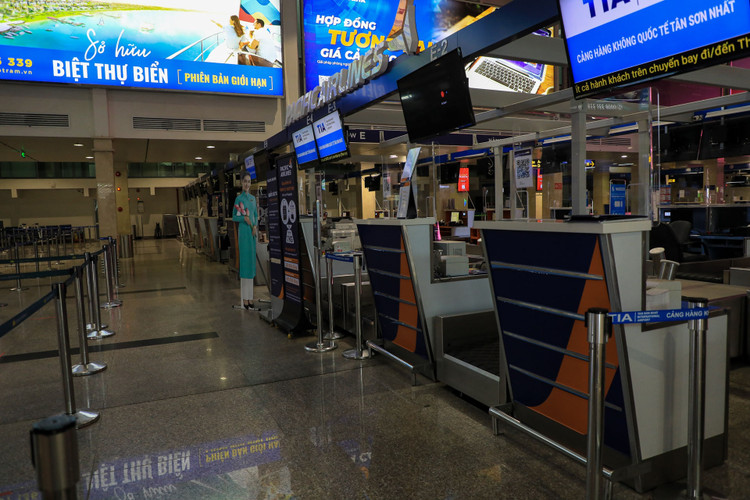 San bay Tan Son Nhat vang lang anh 7