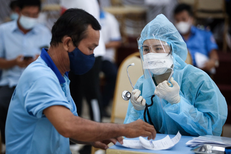nguoi tung tiem vaccine tai anh 1