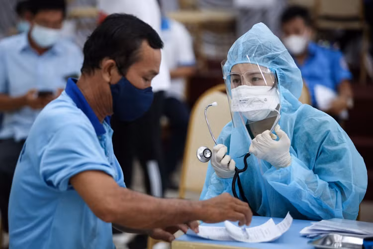 nguoi tung tiem vaccine tai anh 1