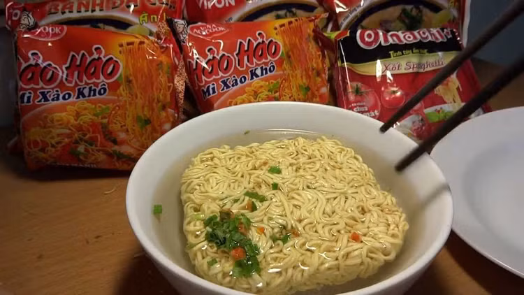 Thời gian gần đây, các nước châu Âu liên tục phát ra cảnh báo và thông tin thu hồi các sản phẩm mỳ ăn liền của nhiều nước, trong đó có sản phẩm mỳ Hảo Hảo của Acecook Việt Nam, do nhiễm ethylene oxide. (Ảnh minh họa)