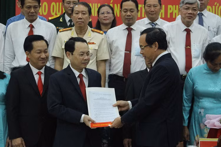 Trao quyết định cán bộ lãnh đạo chủ chốt TP Thủ Đức - ảnh 1