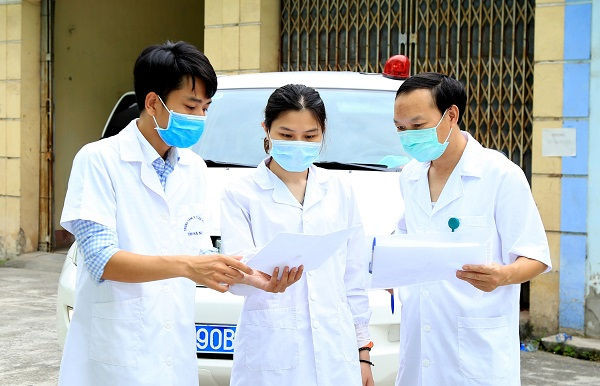 Những cặp đôi trên tuyến đầu chống dịch ảnh 1