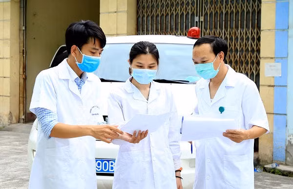 Những cặp đôi trên tuyến đầu chống dịch ảnh 1