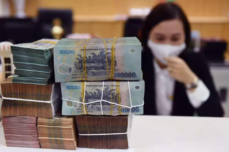 Gan 120.000 ty duoc bom ra thi truong qua kenh dao han ngoai te anh 1