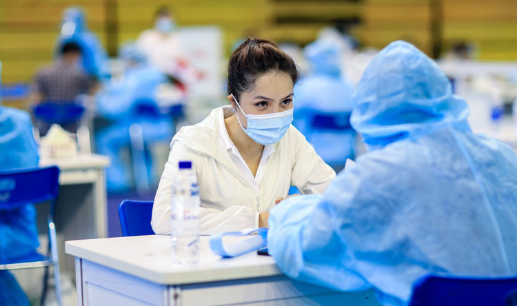 chien dich tiem chung vaccine covid-19 anh 2