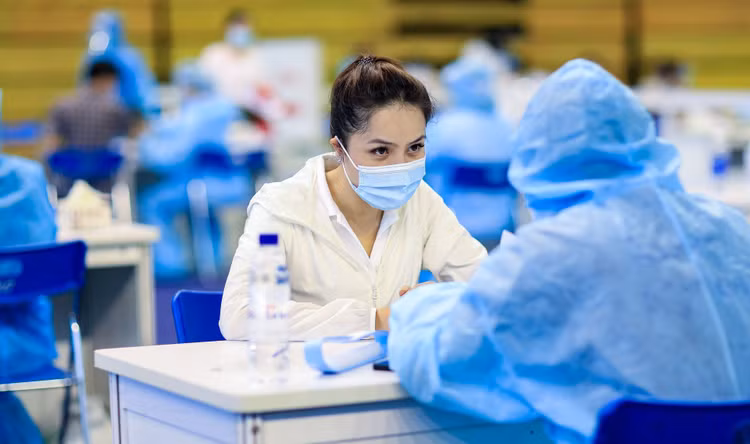 chien dich tiem chung vaccine covid-19 anh 2