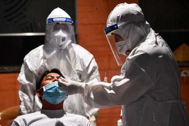 Chuyen gia noi gi ve nghi van bien chung nCoV lay qua duong hang hoa? hinh anh