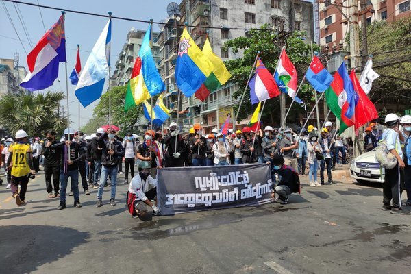 Hình ảnh biểu tình căng thẳng ở Myanmar, ít nhất 5 người chết