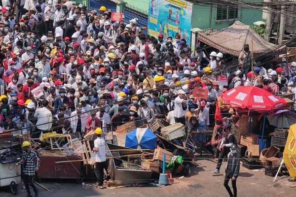 Hình ảnh biểu tình căng thẳng ở Myanmar, ít nhất 5 người chết