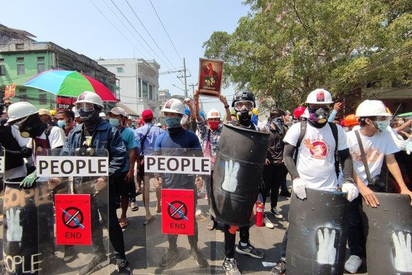 Hình ảnh biểu tình căng thẳng ở Myanmar, ít nhất 5 người chết