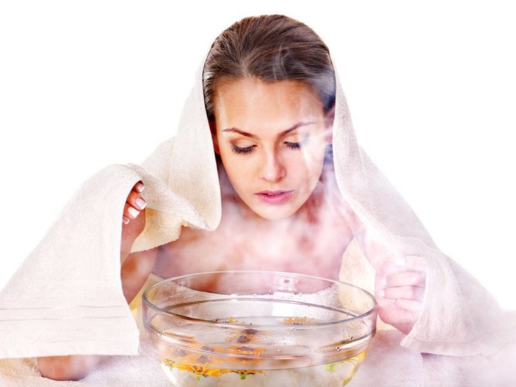 Xông tai mũi họng, chỉ cần trùm kín vùng đầu mặt cổ và nồi xông, mở nồi nước xông từ từ cho hơi nóng của nước và mùi tinh dầu bốc lên. (Ảnh minh họa)