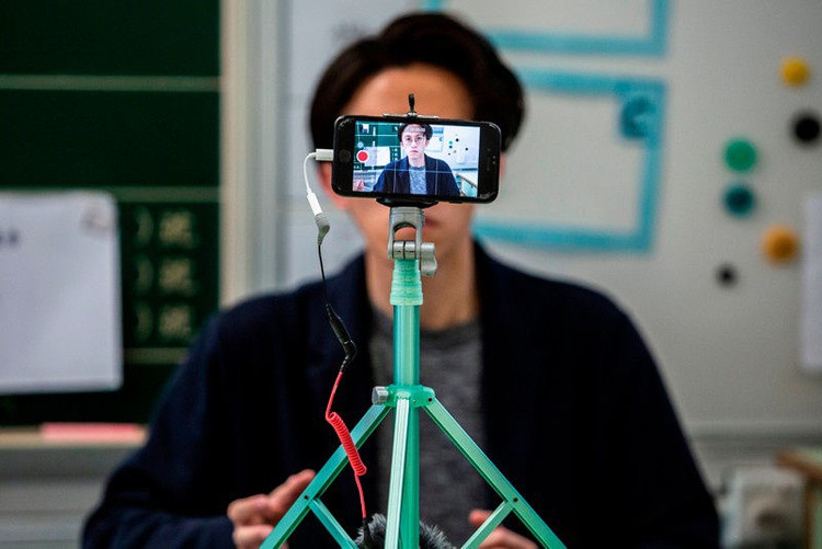 giao vien day hoc online anh 2