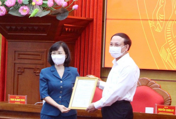 Thừa ủy quyền của Ban Bí thư, đồng chí Nguyễn Xuân Ký, Ủy viên Trung ương Đảng, Bí thư Tỉnh ủy, Chủ tịch HĐND tỉnh Quảng Ninh trao quyết định chuẩn y đồng chí Trịnh Thị Minh Thanh, Phó Chủ tịch Thường trực HĐND tỉnh giữ chức vụ Phó Bí thư Tỉnh ủy.