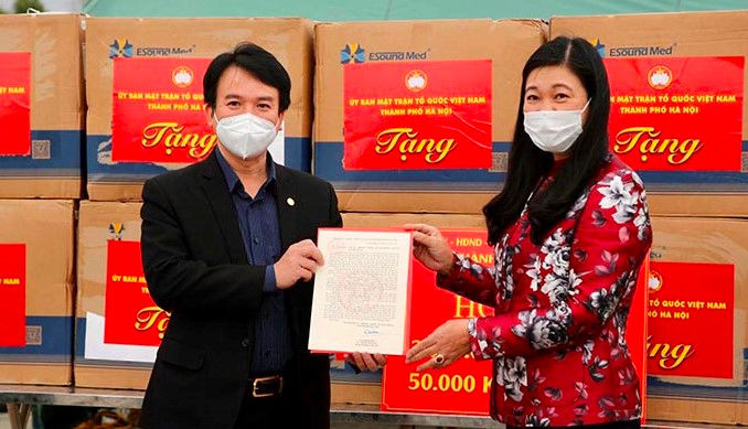 Chủ tịch Ủy ban MTTQ Việt Nam Thành phố Hà Nội Nguyễn Lan Hương trao thư thăm hỏi của Bí thư Thành ủy Vương Đình Huệ cho Chủ tịch Ủy ban MTTQ Việt Nam tỉnh Hải Dương Nguyễn Đức Tuấn. Chủ tịch Ủy ban MTTQ Việt Nam Thành phố Hà Nội Nguyễn Lan Hương trao thư thăm hỏi của Bí thư Thành ủy Vương Đình Huệ cho Chủ tịch Ủy ban MTTQ Việt Nam tỉnh Hải Dương Nguyễn Đức Tuấn.