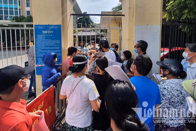 Chấn chỉnh một phường ở Hà Nội để người dân chen nhau khi tiêm vắc xin