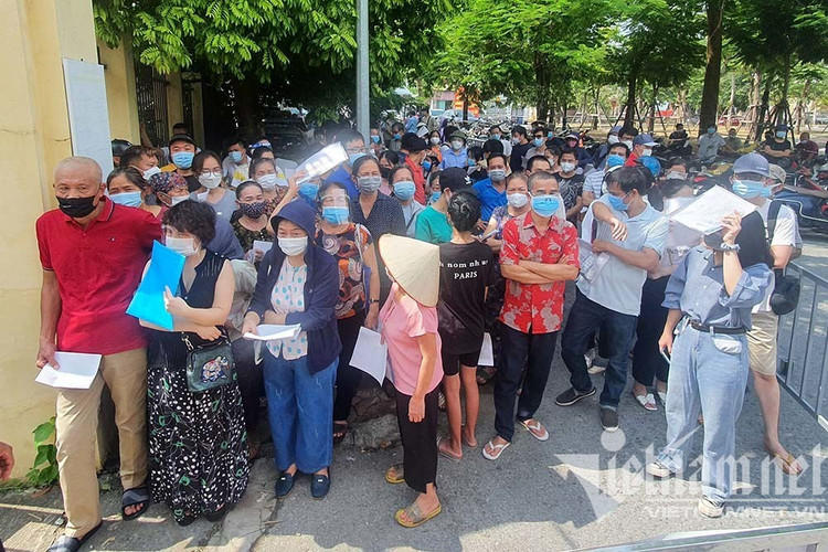 Chấn chỉnh một phường ở Hà Nội để người dân chen nhau khi tiêm vắc xin