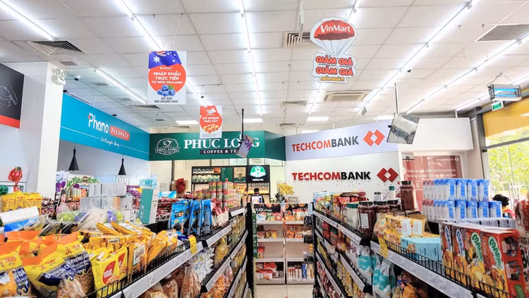 Siêu thị WinMart+ theo mô hình cửa hàng đa tiện ích.