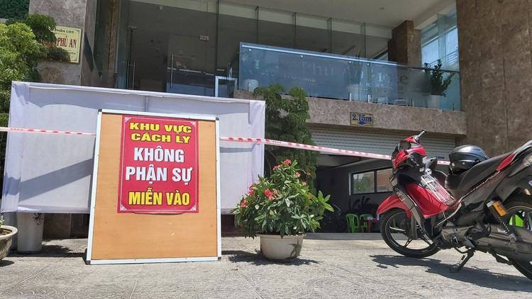 Nhan vien quan bar o Da Nang anh 1