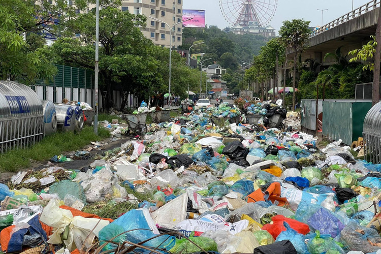 Không có đường vận chuyển, rác thải tràn ngập ở 2 thành phố - 1