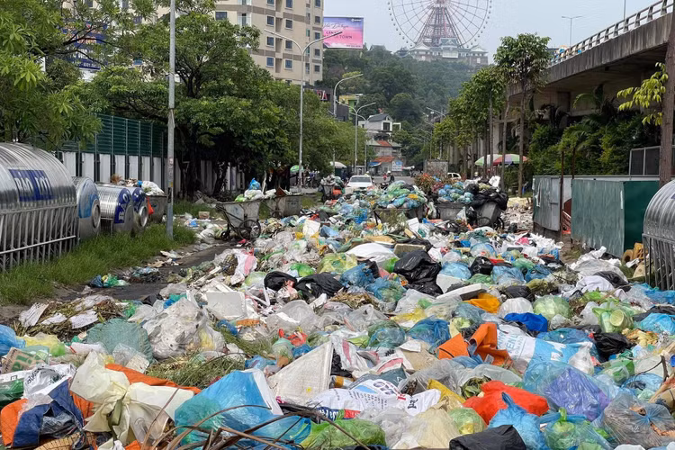 Không có đường vận chuyển, rác thải tràn ngập ở 2 thành phố - 1