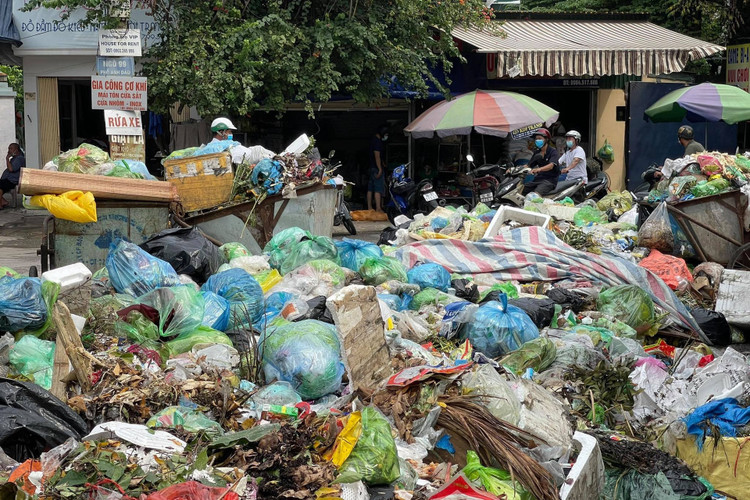 Không có đường vận chuyển, rác thải tràn ngập ở 2 thành phố - 2