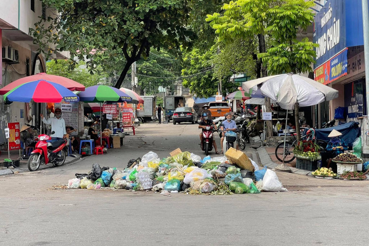 Không có đường vận chuyển, rác thải tràn ngập ở 2 thành phố - 3