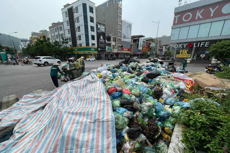 Không có đường vận chuyển, rác thải tràn ngập ở 2 thành phố - 4