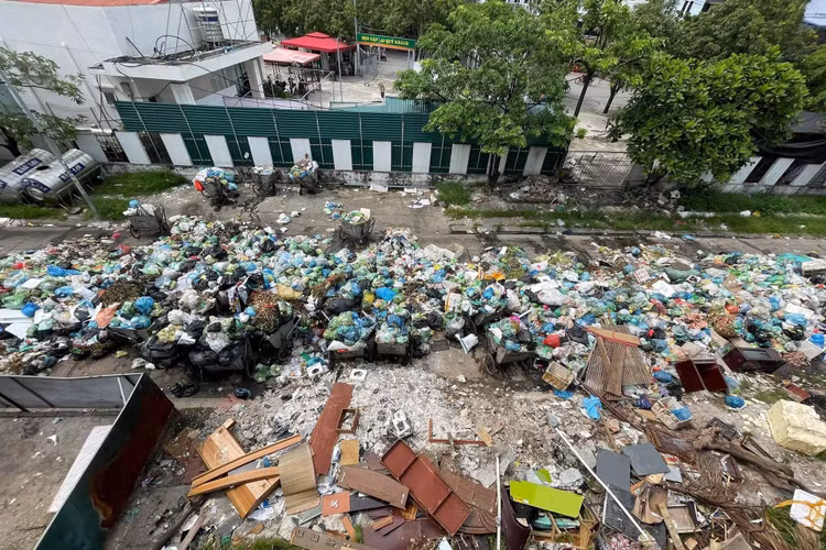 Không có đường vận chuyển, rác thải tràn ngập ở 2 thành phố - 5