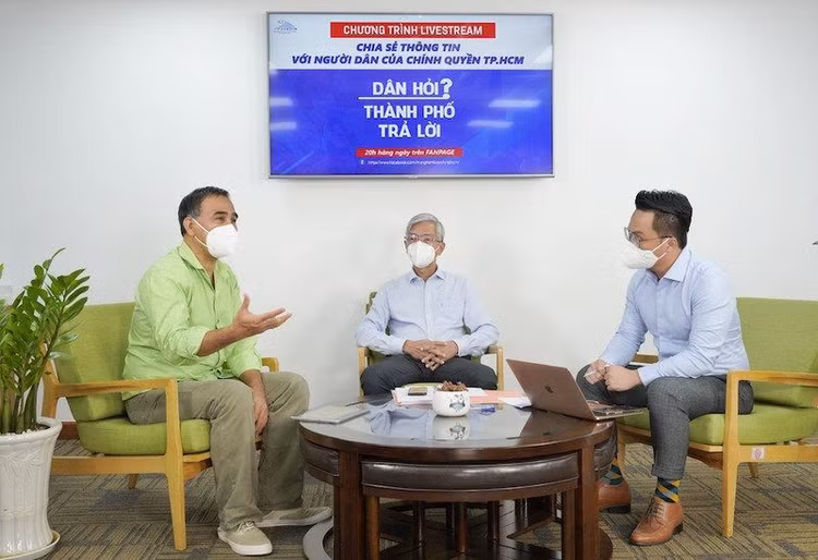 pho-chu-tich-ubnd-tphcm-vo-van-hoan-doi-thoai-voi-nguoi-dan-tai-buoi-livestream..jpg
