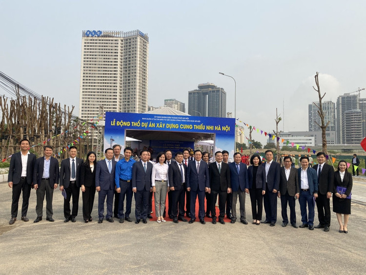 Bí thư Thành uỷ Hà Nội Vương Đình Huệ cùng các đồng chí lãnh đạo thành phố Hà Nội tham gia lễ động thổ