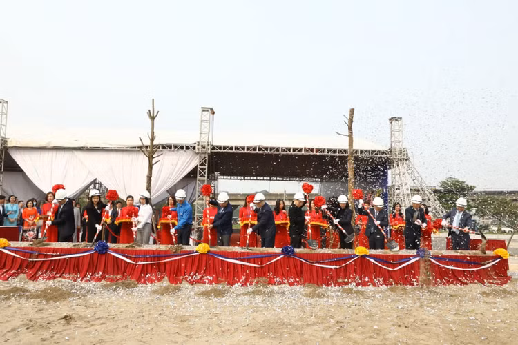 Các đồng chí lãnh đạo thực hiện nghi lễ động thổ dự án