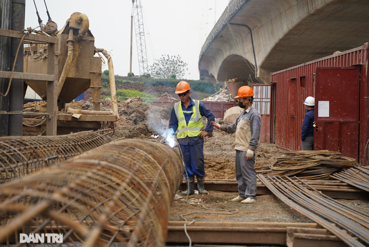 Công trường xây dựng cầu Vĩnh Tuy 2 vượt sông Hồng hơn 2.500 tỷ ở Hà Nội - 11