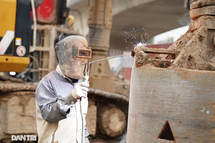 Công trường xây dựng cầu Vĩnh Tuy 2 vượt sông Hồng hơn 2.500 tỷ ở Hà Nội - 8