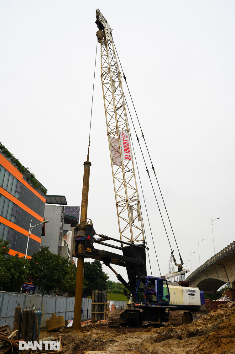 Công trường xây dựng cầu Vĩnh Tuy 2 vượt sông Hồng hơn 2.500 tỷ ở Hà Nội - 16