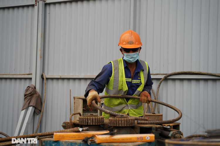 Công trường xây dựng cầu Vĩnh Tuy 2 vượt sông Hồng hơn 2.500 tỷ ở Hà Nội - 7