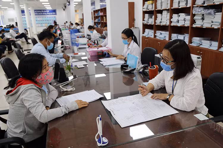 Từ tháng 7-2022, công chức không được hưởng thu nhập ngoài lương - ảnh 1