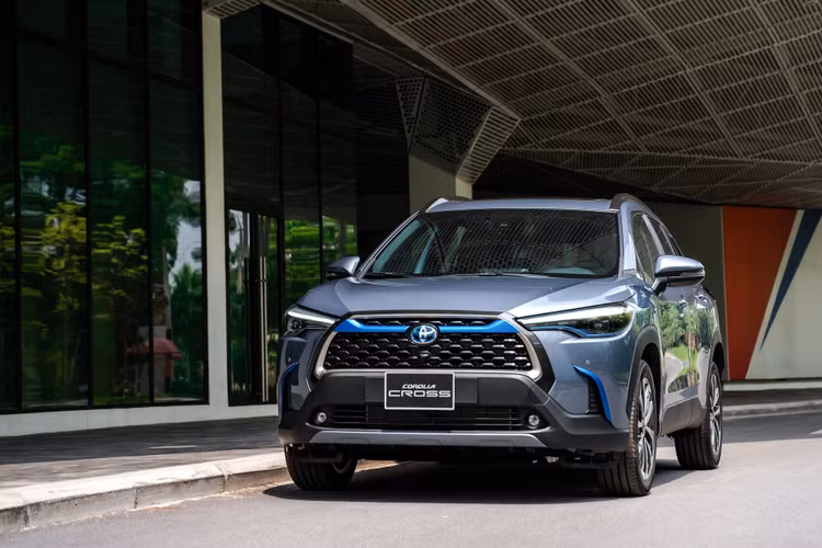 Tháng 8/2020, Toyota Việt Nam giới thiệu mẫu xa Corolla Cross hoàn toàn mới, trong đó có phiên bản hybrid đã đánh dấu bước ngoặt lớn của ngành công nghiệp ô tô Việt Nam.