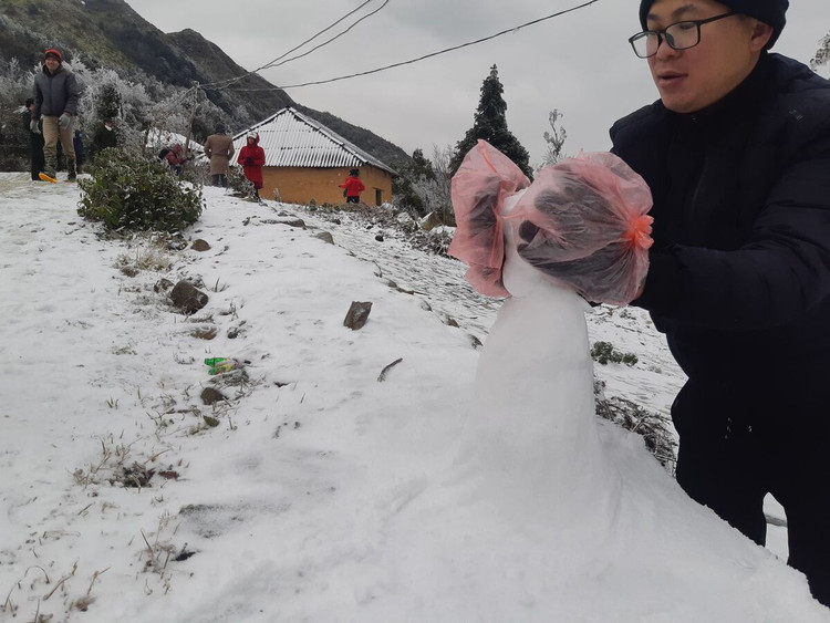 Y Tý trắng tuyết ảnh 6