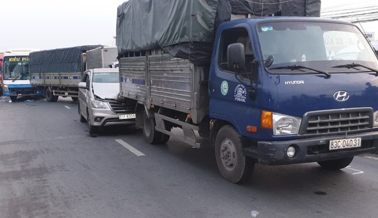 5 oto va cham lien hoan tren quoc lo 1 anh 1