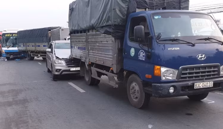 5 oto va cham lien hoan tren quoc lo 1 anh 1