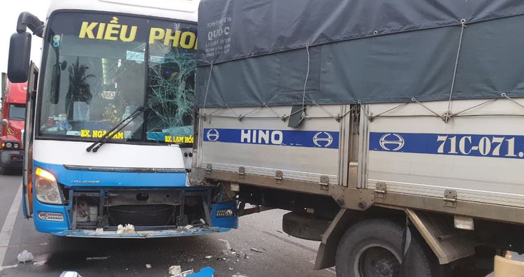 5 oto va cham lien hoan tren quoc lo 1 anh 2