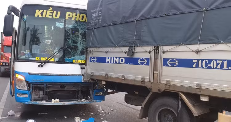 5 oto va cham lien hoan tren quoc lo 1 anh 2