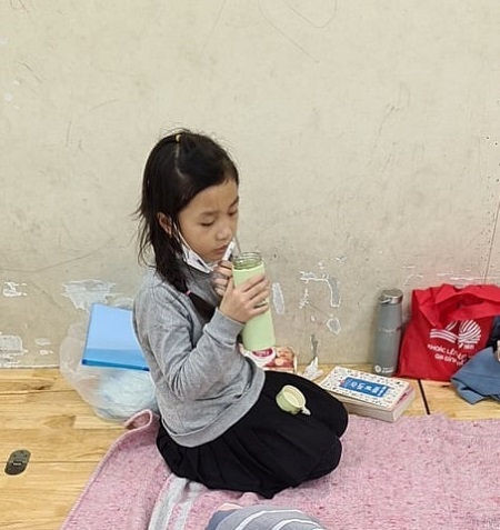 Bé Vân Nhi, con gái anh Vịnh tại điểm cách ly của trường. Ảnh: Nguyễn Văn Vịnh.